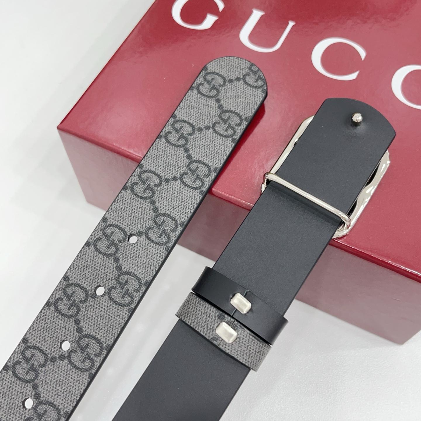 Gucci古驰  3.5cm经典防水面料搭配黑色牛皮底，搭配金色&银色扣头，时尚休闲！