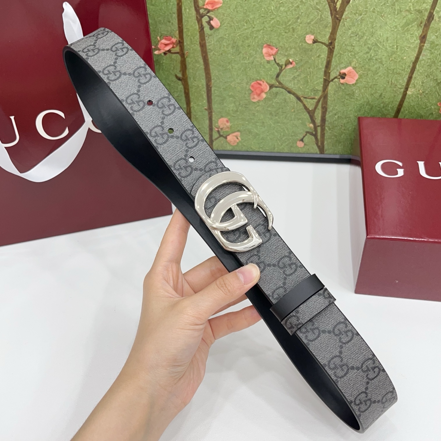 Gucci古驰  3.5cm经典防水面料搭配黑色牛皮底，搭配金色&银色扣头，时尚休闲！