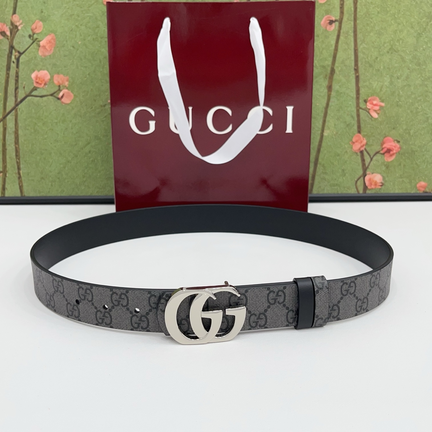 Gucci古驰  3.5cm经典防水面料搭配黑色牛皮底，搭配金色&银色扣头，时尚休闲！