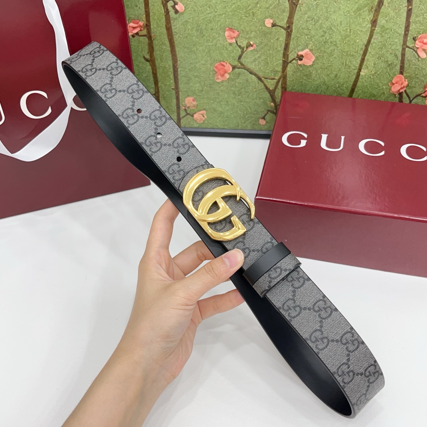 Gucci古驰  3.5cm经典防水面料搭配黑色牛皮底，搭配金色&银色扣头，时尚休闲！
