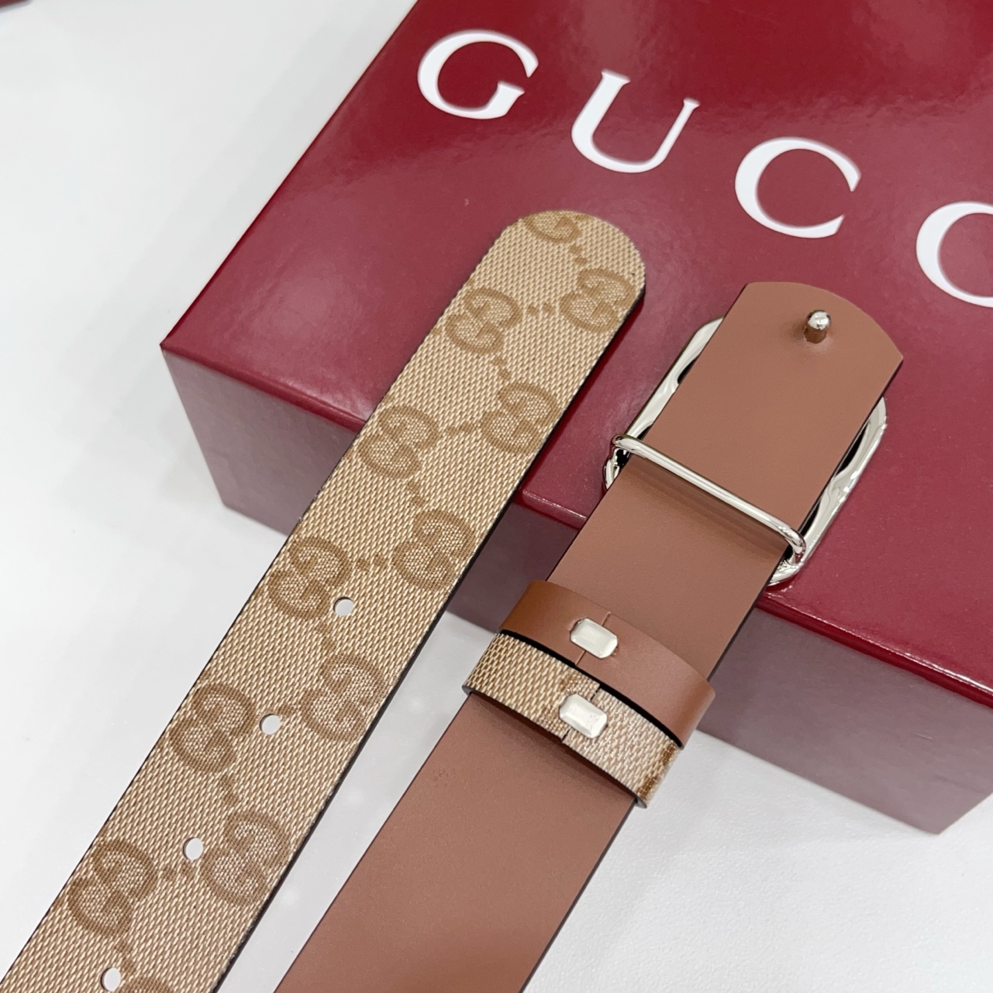 Gucci古驰  3.5cm经典防水面料搭配棕色牛皮底，搭配金色&银色扣头，时尚休闲！