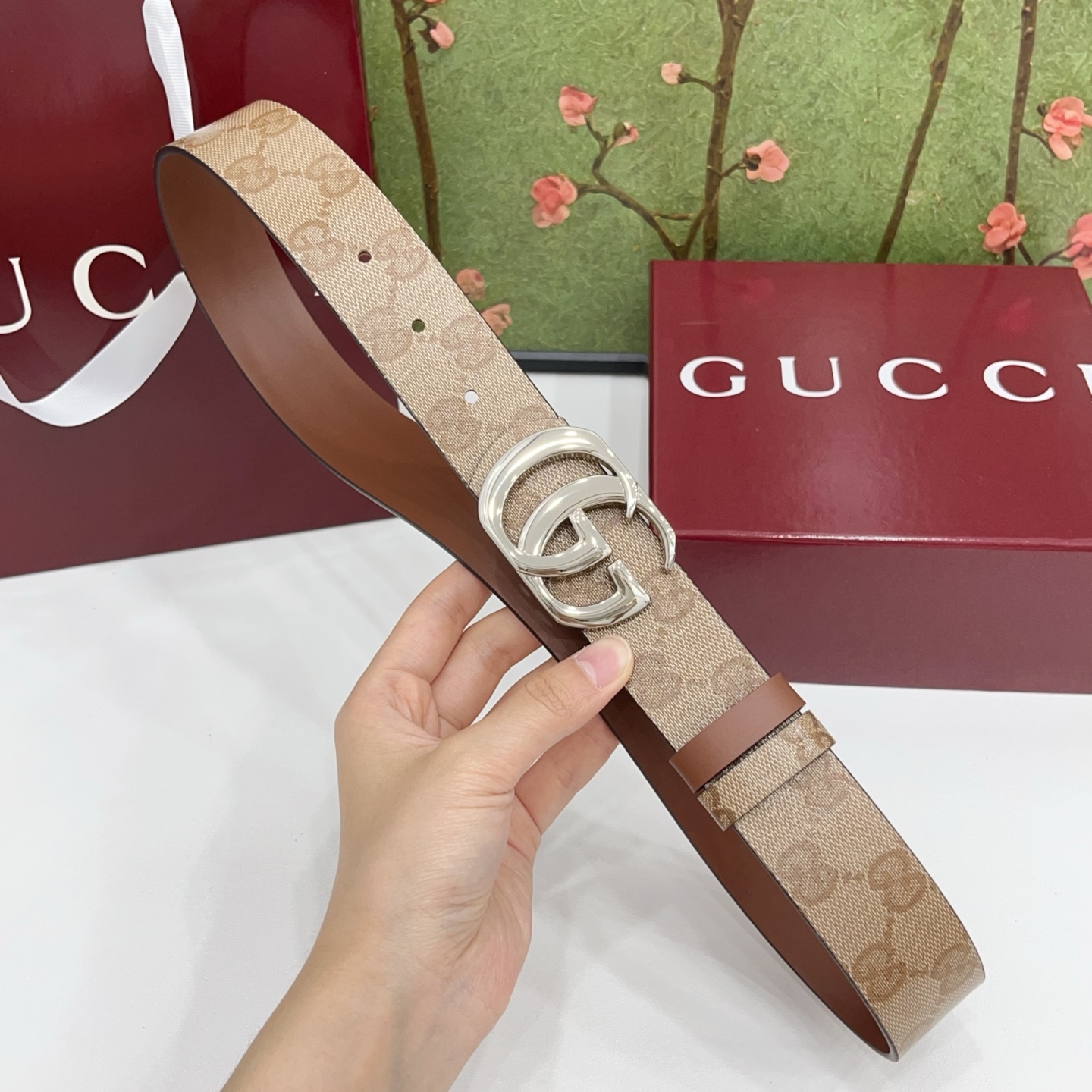 Gucci古驰  3.5cm经典防水面料搭配棕色牛皮底，搭配金色&银色扣头，时尚休闲！
