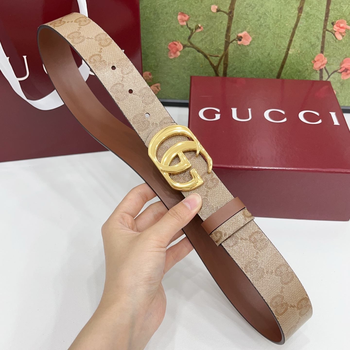 Gucci古驰  3.5cm经典防水面料搭配黑色牛皮底，搭配金色&银色扣头，时尚休闲！