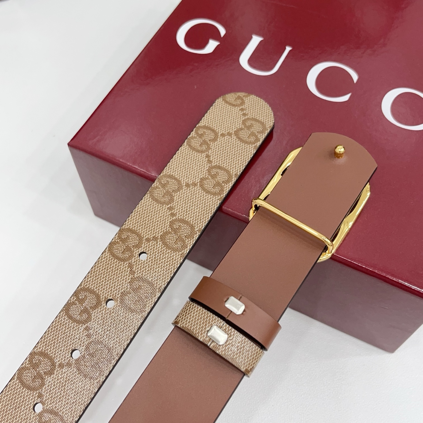 Gucci古驰  3.5cm经典防水面料搭配黑色牛皮底，搭配金色&银色扣头，时尚休闲！