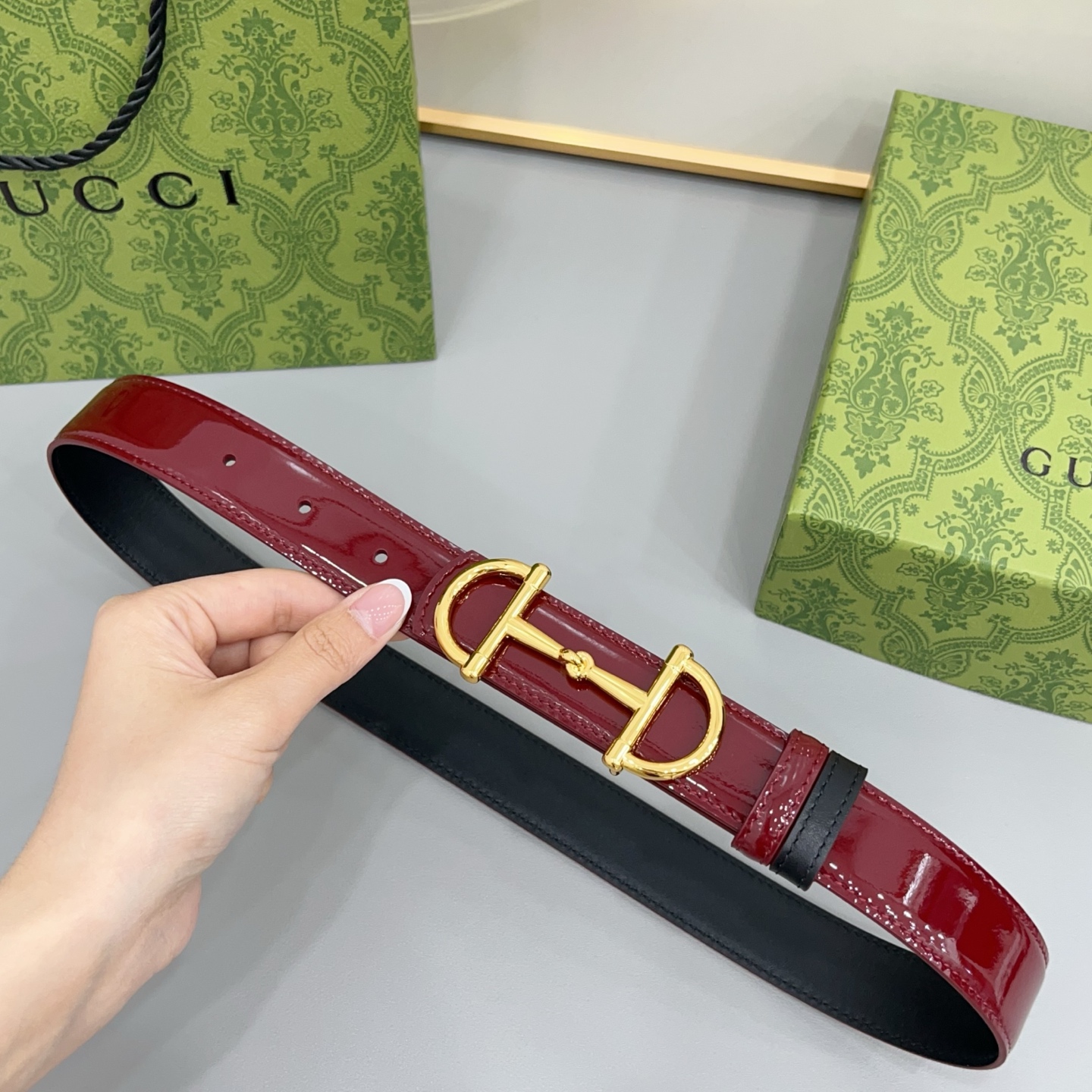 Gucci 古驰   3.0cm 一面漆皮一面牛皮制作，搭配古金&古银&亮金&亮银四色扣头，这款可翻转的细款腰带采用亮面