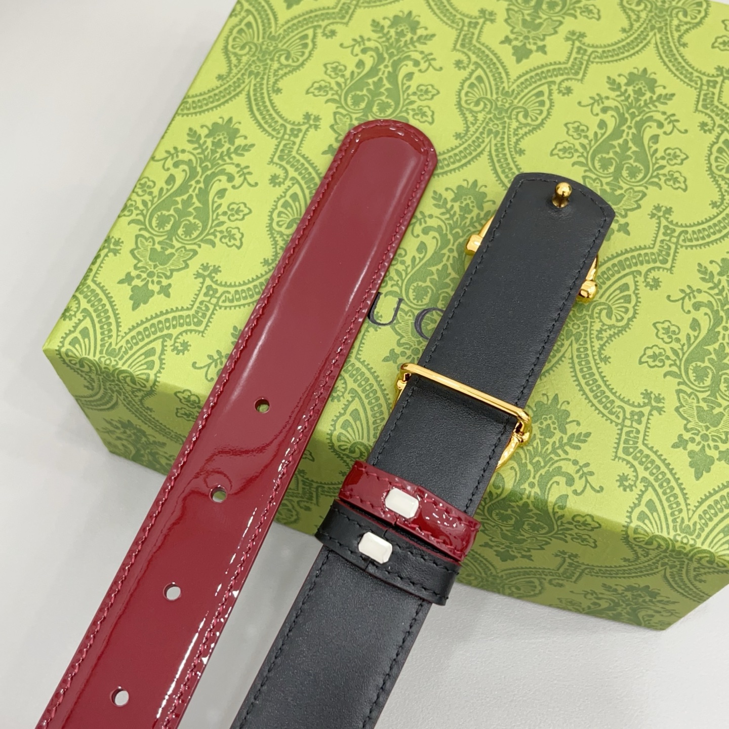 Gucci 古驰   3.0cm 一面漆皮一面牛皮制作，搭配古金&古银&亮金&亮银四色扣头，这款可翻转的细款腰带采用亮面