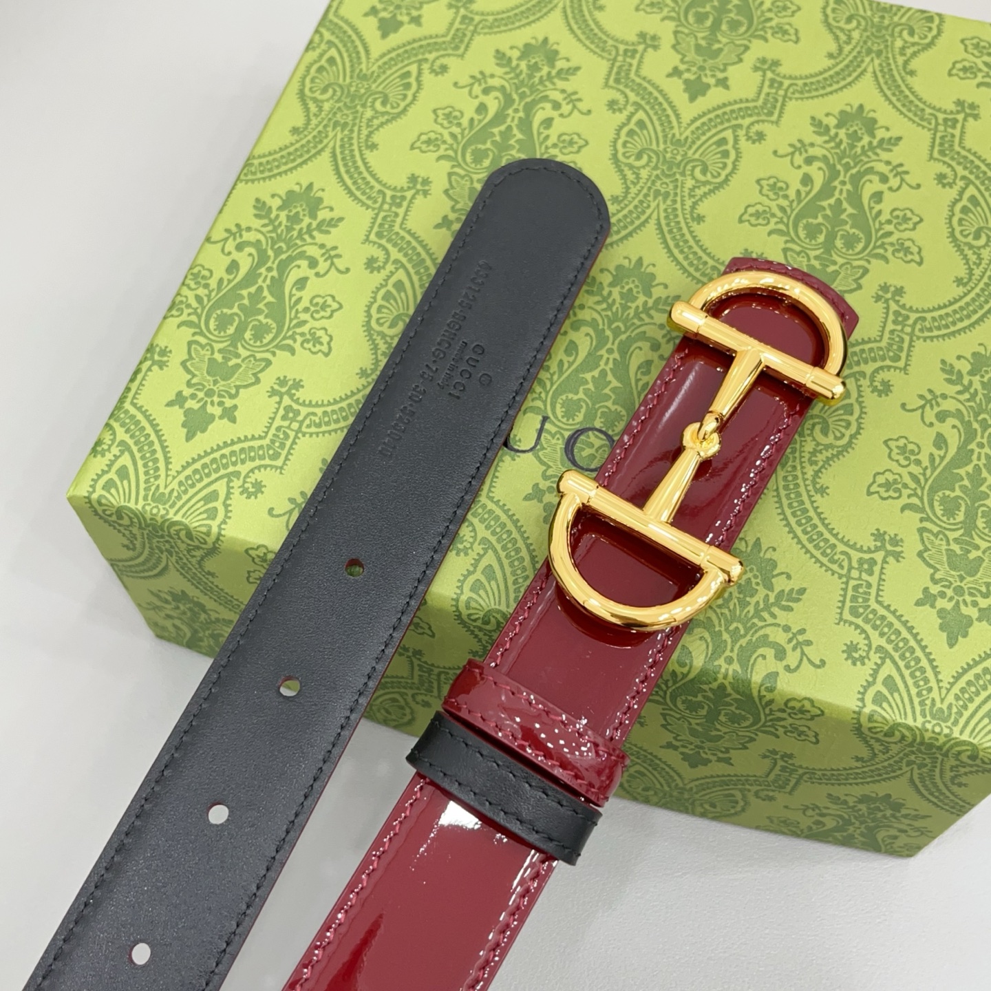Gucci 古驰   3.0cm 一面漆皮一面牛皮制作，搭配古金&古银&亮金&亮银四色扣头，这款可翻转的细款腰带采用亮面