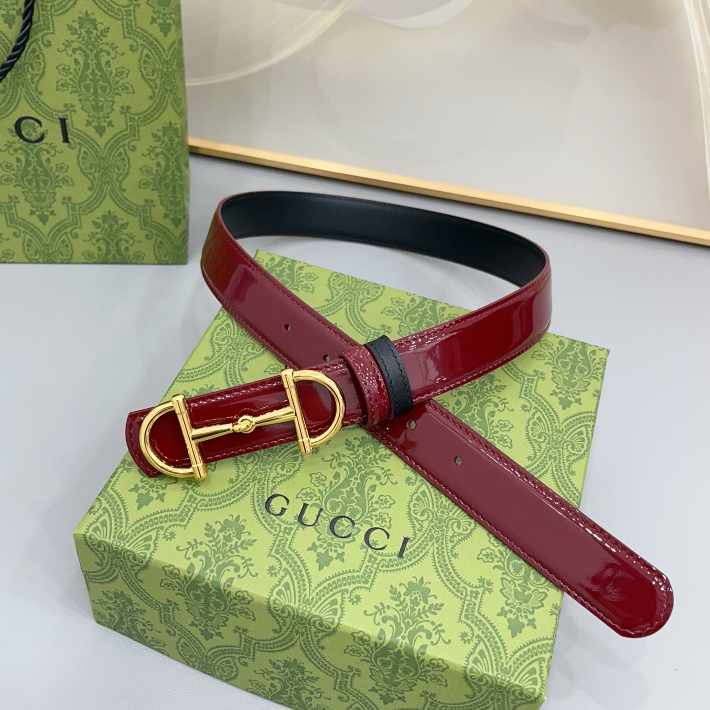 Gucci 古驰   3.0cm 一面漆皮一面牛皮制作，搭配古金&古银&亮金&亮银四色扣头，这款可翻转的细款腰带采用亮面