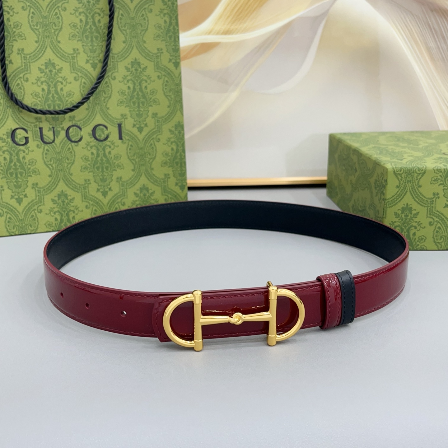 Gucci 古驰   3.0cm 一面漆皮一面牛皮制作，搭配古金&古银&亮金&亮银四色扣头，这款可翻转的细款腰带采用亮面
