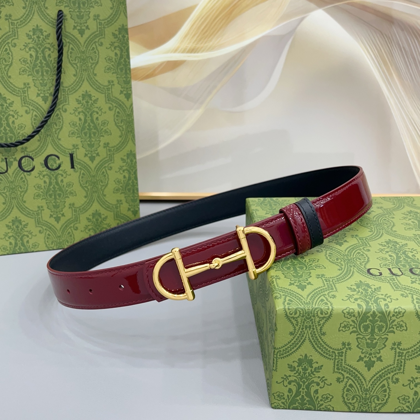 Gucci 古驰   3.0cm 一面漆皮一面牛皮制作，搭配古金&古银&亮金&亮银四色扣头，这款可翻转的细款腰带采用亮面