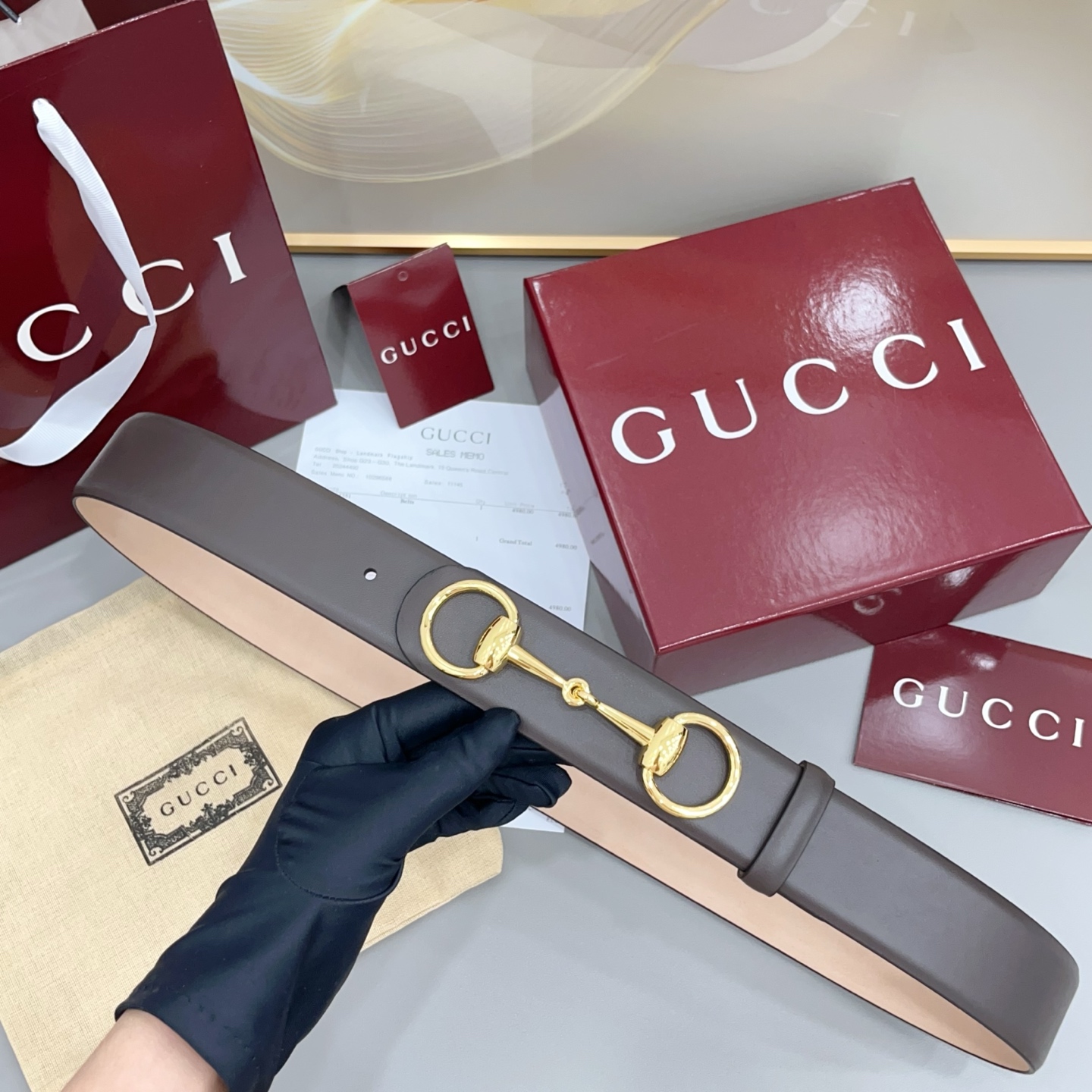 Gucci古驰 4.0cm 新款男士腰带,牛皮搭配磨砂底,2026年春夏系列全新上市。男士腰带以修长轮廓重新演绎经典 Gucci古驰 4.0cm 新款男士腰带,牛皮搭配磨砂底,2026年春夏系列全新上市。男士腰带以修长轮廓重新演绎经典