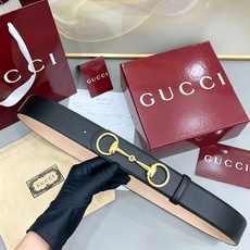 Gucci古驰 4.0cm 新款男士腰带,牛皮搭配磨砂底,2026年春夏系列全新上市。男士腰带以修长轮廓重新演绎经典 Gucci古驰 4.0cm 新款男士腰带,牛皮搭配磨砂底,2026年春夏系列全新上市。男士腰带以修长轮廓重新演绎经典