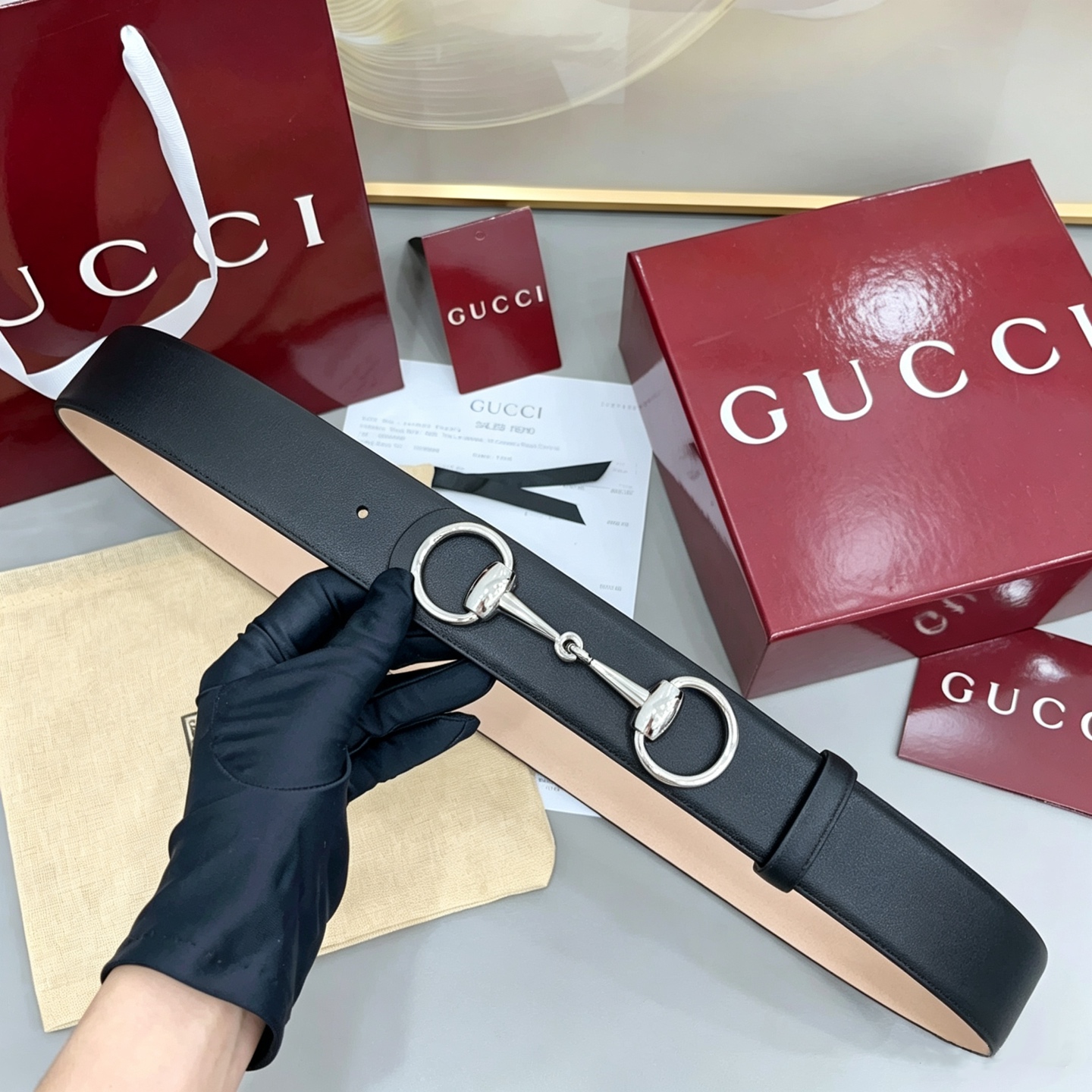 Gucci古驰 4.0cm 新款男士腰带,牛皮搭配磨砂底,2026年春夏系列全新上市。男士腰带以修长轮廓重新演绎经典 Gucci古驰 4.0cm 新款男士腰带,牛皮搭配磨砂底,2026年春夏系列全新上市。男士腰带以修长轮廓重新演绎经典