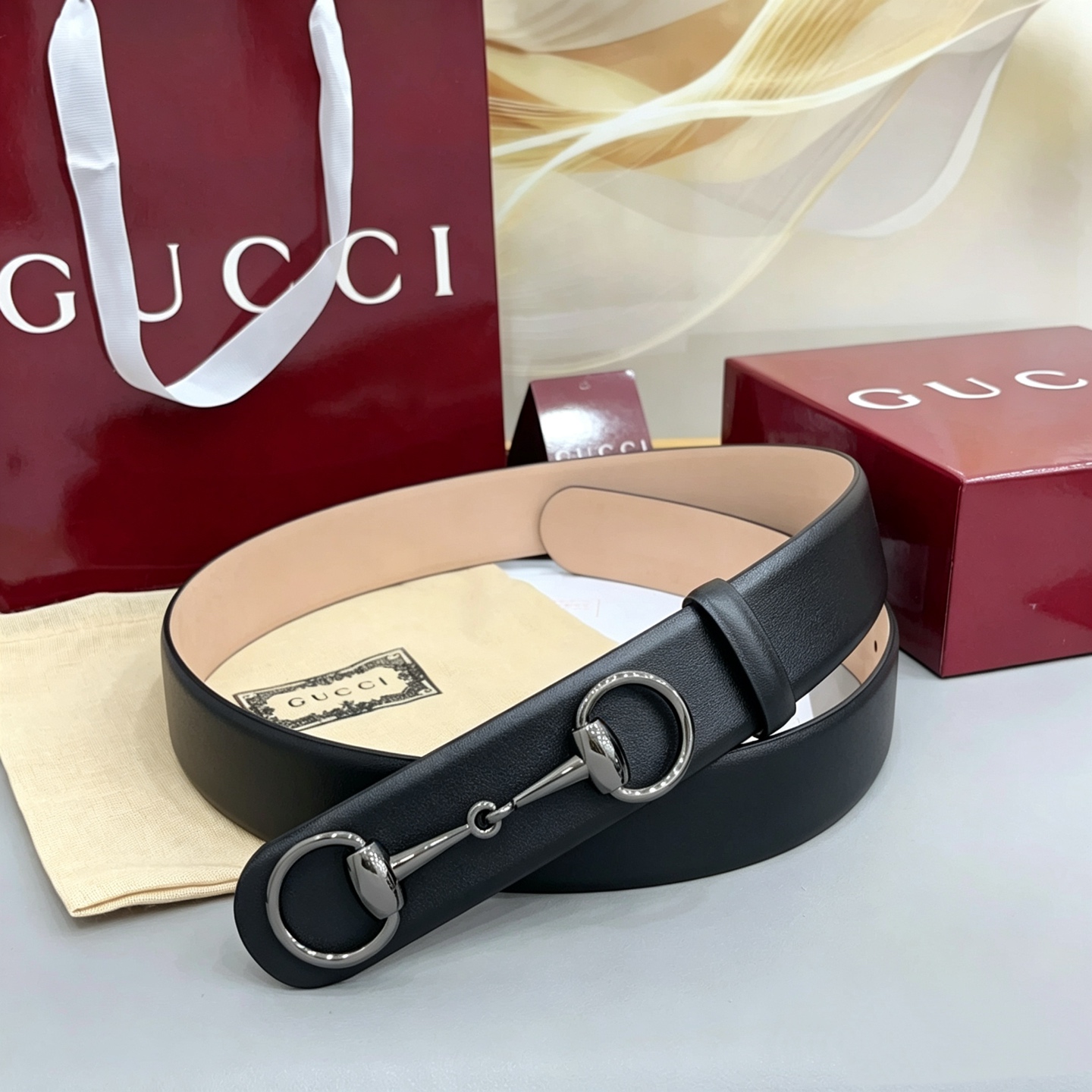 Gucci古驰   4.0cm 新款男士腰带，牛皮搭配磨砂底，2026年春夏系列全新上市。男士腰带以修长轮廓重新演绎经典