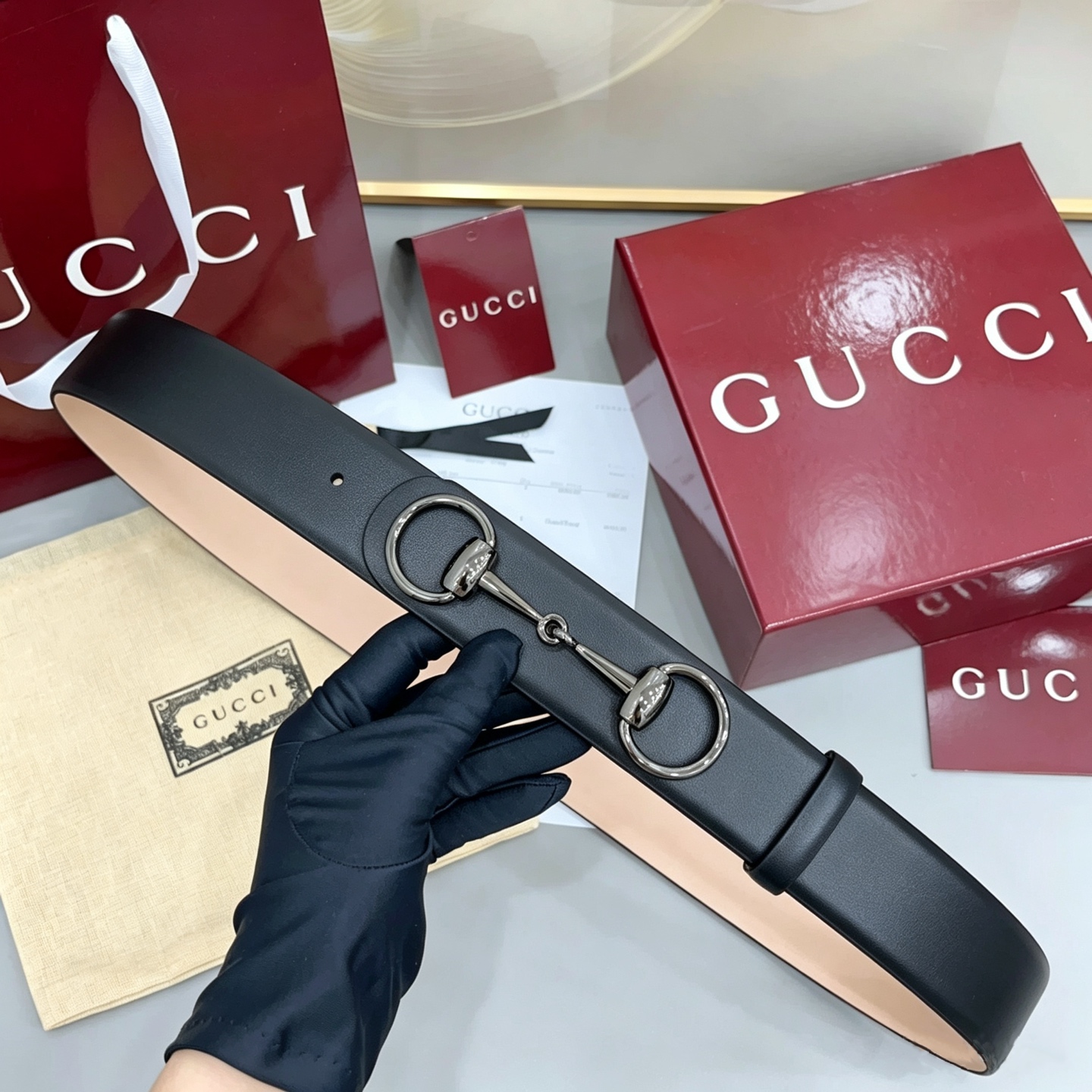 Gucci古驰 4.0cm 新款男士腰带,牛皮搭配磨砂底,2026年春夏系列全新上市。男士腰带以修长轮廓重新演绎经典 Gucci古驰 4.0cm 新款男士腰带,牛皮搭配磨砂底,2026年春夏系列全新上市。男士腰带以修长轮廓重新演绎经典