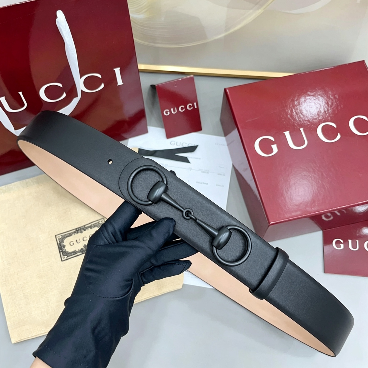 Gucci古驰 4.0cm 新款男士腰带,牛皮搭配磨砂底,2026年春夏系列全新上市。男士腰带以修长轮廓重新演绎经典 Gucci古驰 4.0cm 新款男士腰带,牛皮搭配磨砂底,2026年春夏系列全新上市。男士腰带以修长轮廓重新演绎经典