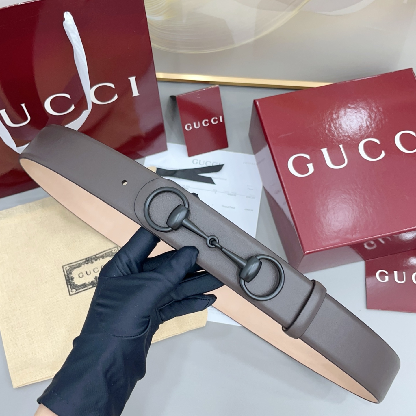 Gucci古驰 4.0cm 新款男士腰带,牛皮搭配磨砂底,2026年春夏系列全新上市。男士腰带以修长轮廓重新演绎经典 Gucci古驰 4.0cm 新款男士腰带,牛皮搭配磨砂底,2026年春夏系列全新上市。男士腰带以修长轮廓重新演绎经典