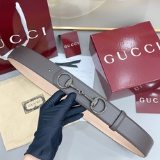 Gucci古驰 4.0cm 新款男士腰带,牛皮搭配磨砂底,2026年春夏系列全新上市。男士腰带以修长轮廓重新演绎经典 Gucci古驰 4.0cm 新款男士腰带,牛皮搭配磨砂底,2026年春夏系列全新上市。男士腰带以修长轮廓重新演绎经典