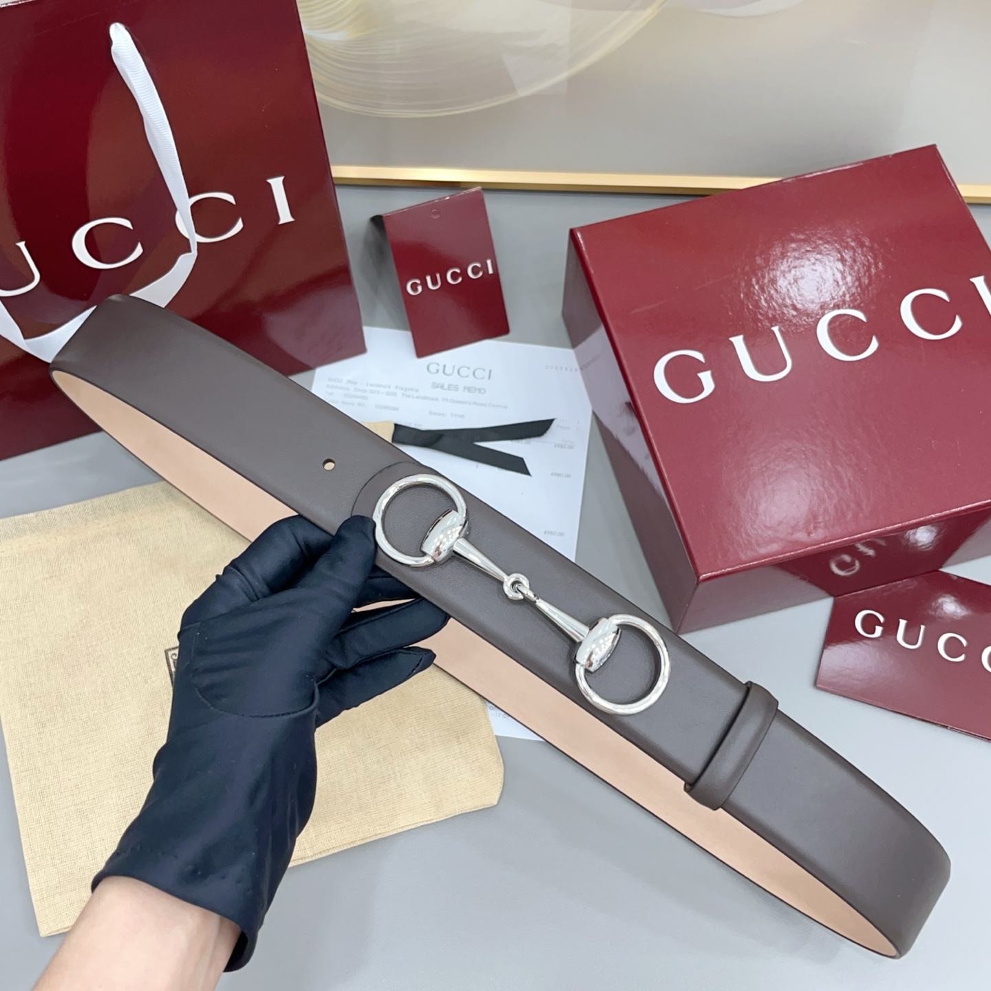 Gucci古驰 4.0cm 新款男士腰带,牛皮搭配磨砂底,2026年春夏系列全新上市。男士腰带以修长轮廓重新演绎经典 Gucci古驰 4.0cm 新款男士腰带,牛皮搭配磨砂底,2026年春夏系列全新上市。男士腰带以修长轮廓重新演绎经典