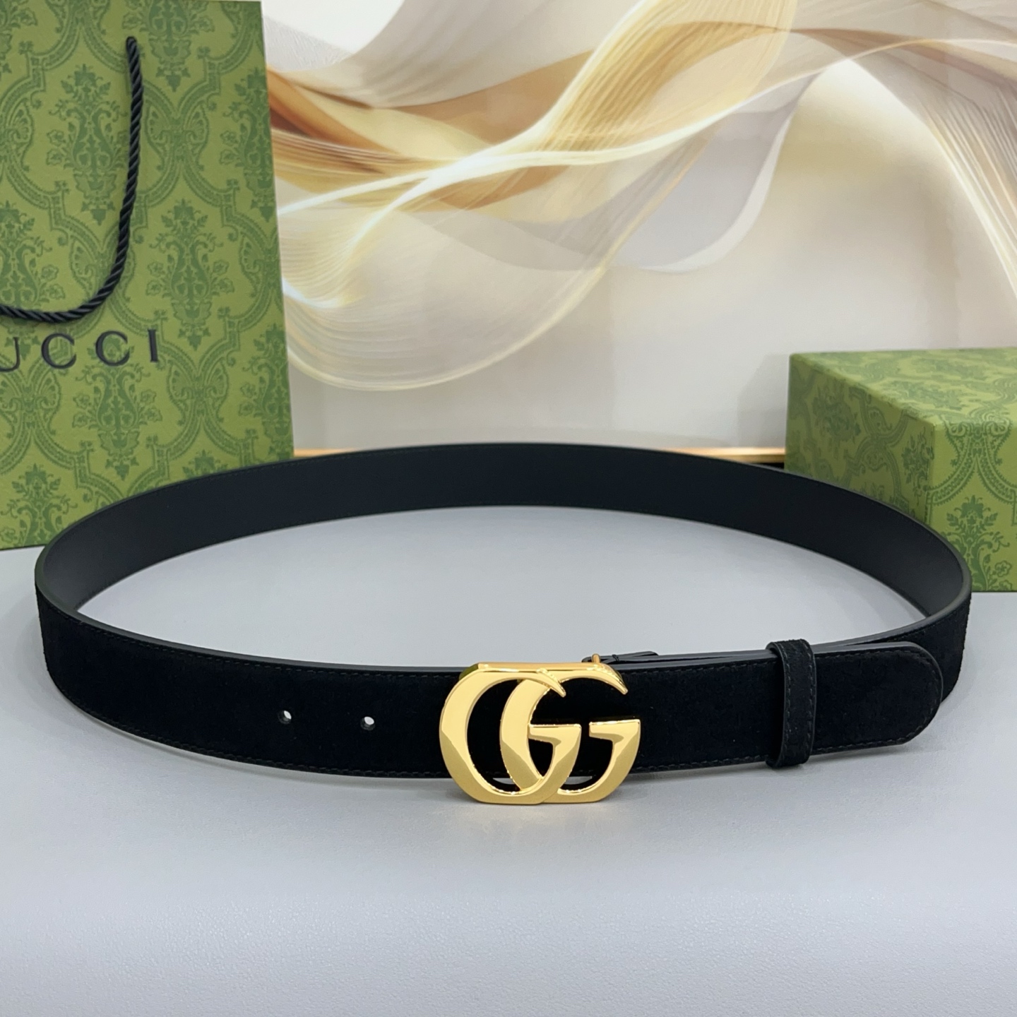 Gucci古驰 3.5cm 古驰新品上新的腰带以绒面为设计,搭配牛皮底,扣头搭配双C五金扣,金银双色 Gucci古驰 3.5cm 古驰新品上新的腰带以绒面为设计,搭配牛皮底,扣头搭配双C五金扣,金银双色