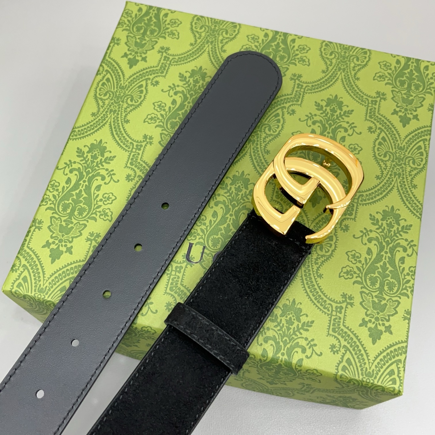 Gucci古驰  3.5cm 古驰新品上新的腰带以绒面为设计，搭配牛皮底，扣头搭配双C五金扣，金银双色