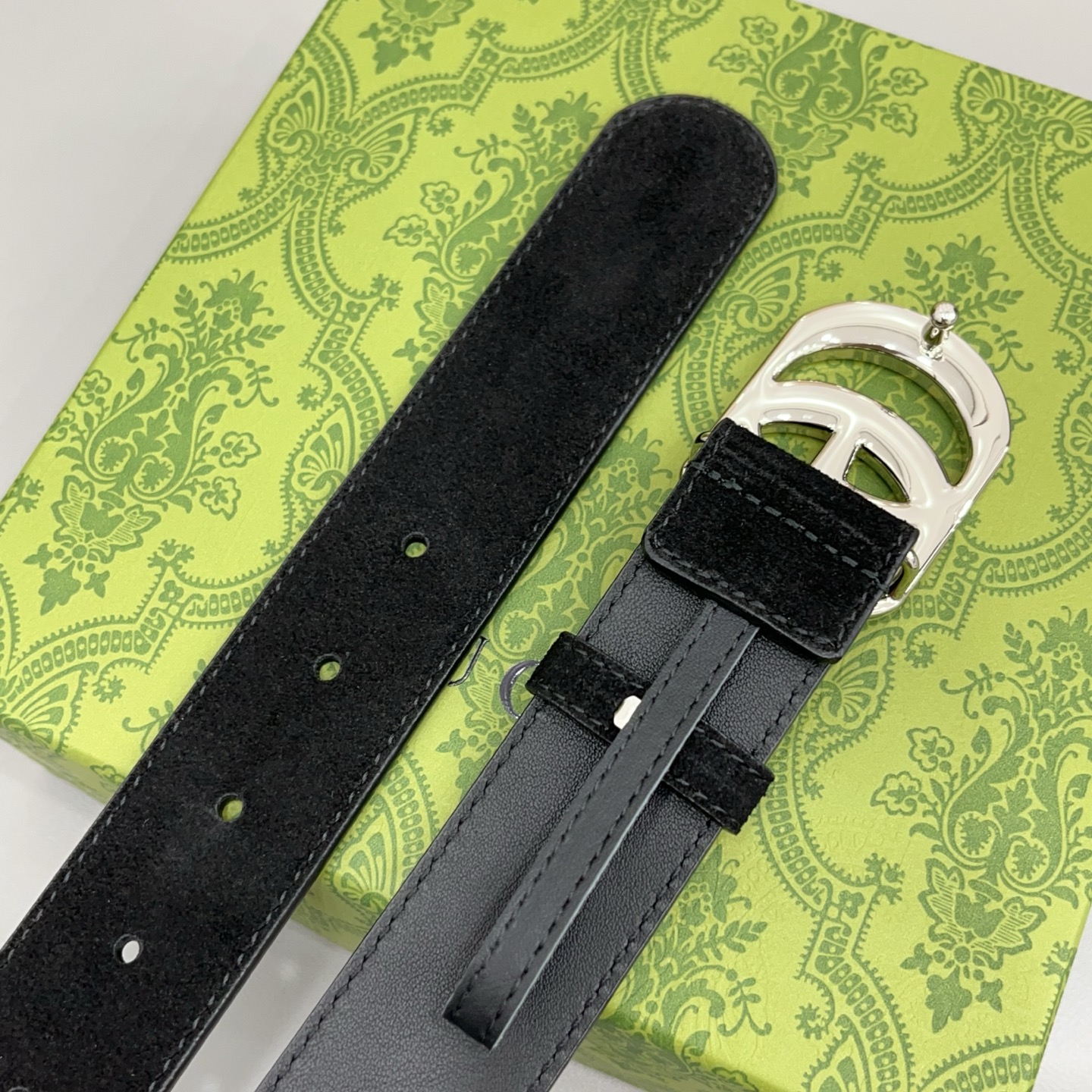 Gucci古驰  3.5cm 古驰新品上新的腰带以绒面为设计，搭配牛皮底，扣头搭配双C五金扣，金银双色