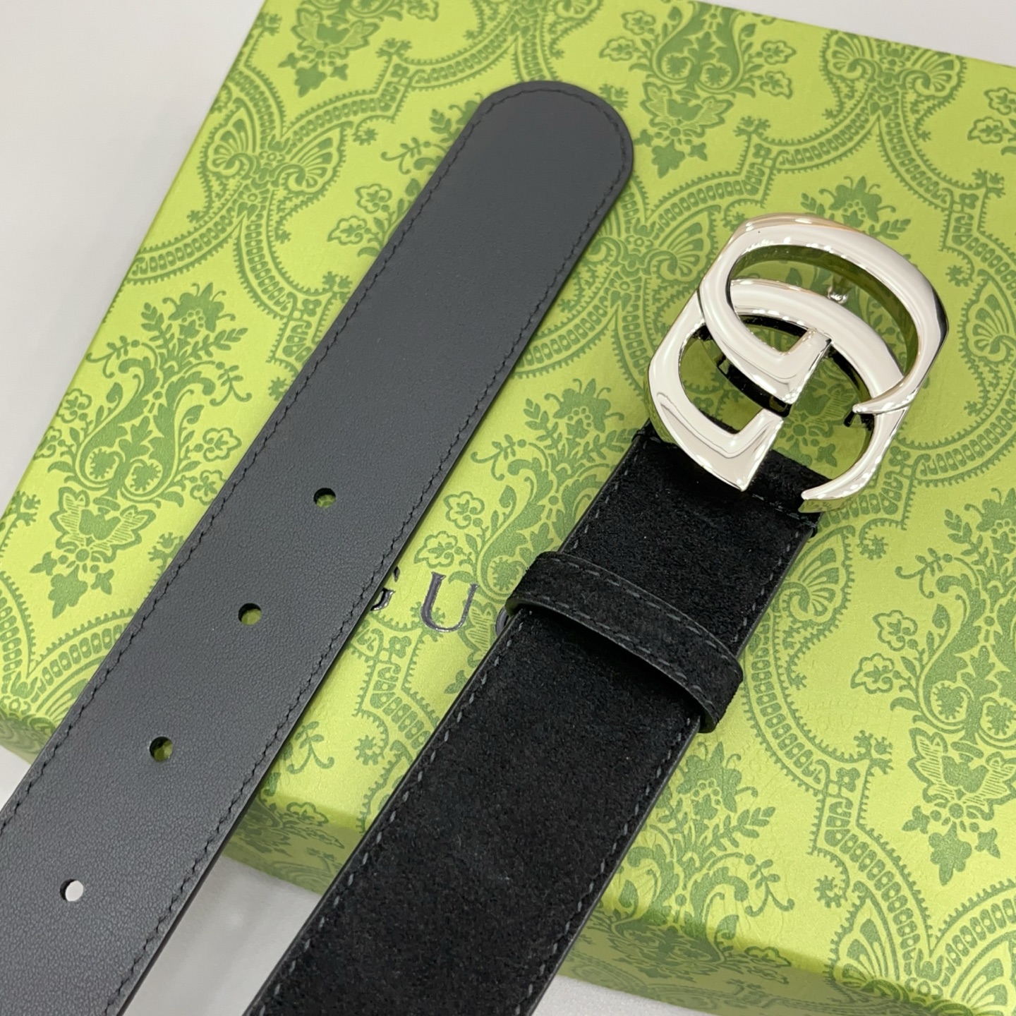 Gucci古驰  3.5cm 古驰新品上新的腰带以绒面为设计，搭配牛皮底，扣头搭配双C五金扣，金银双色