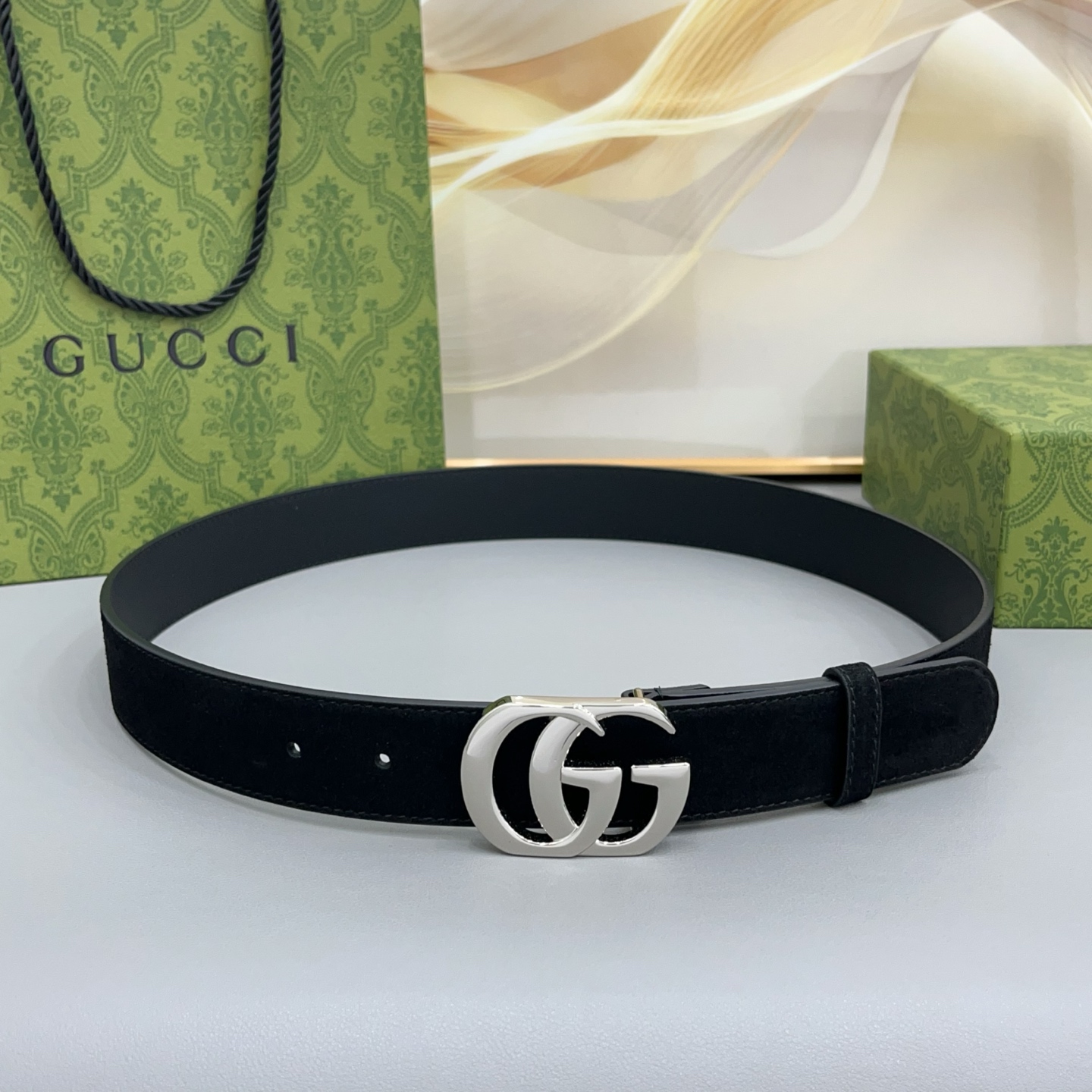 Gucci古驰 3.5cm 古驰新品上新的腰带以绒面为设计,搭配牛皮底,扣头搭配双C五金扣,金银双色 Gucci古驰 3.5cm 古驰新品上新的腰带以绒面为设计,搭配牛皮底,扣头搭配双C五金扣,金银双色