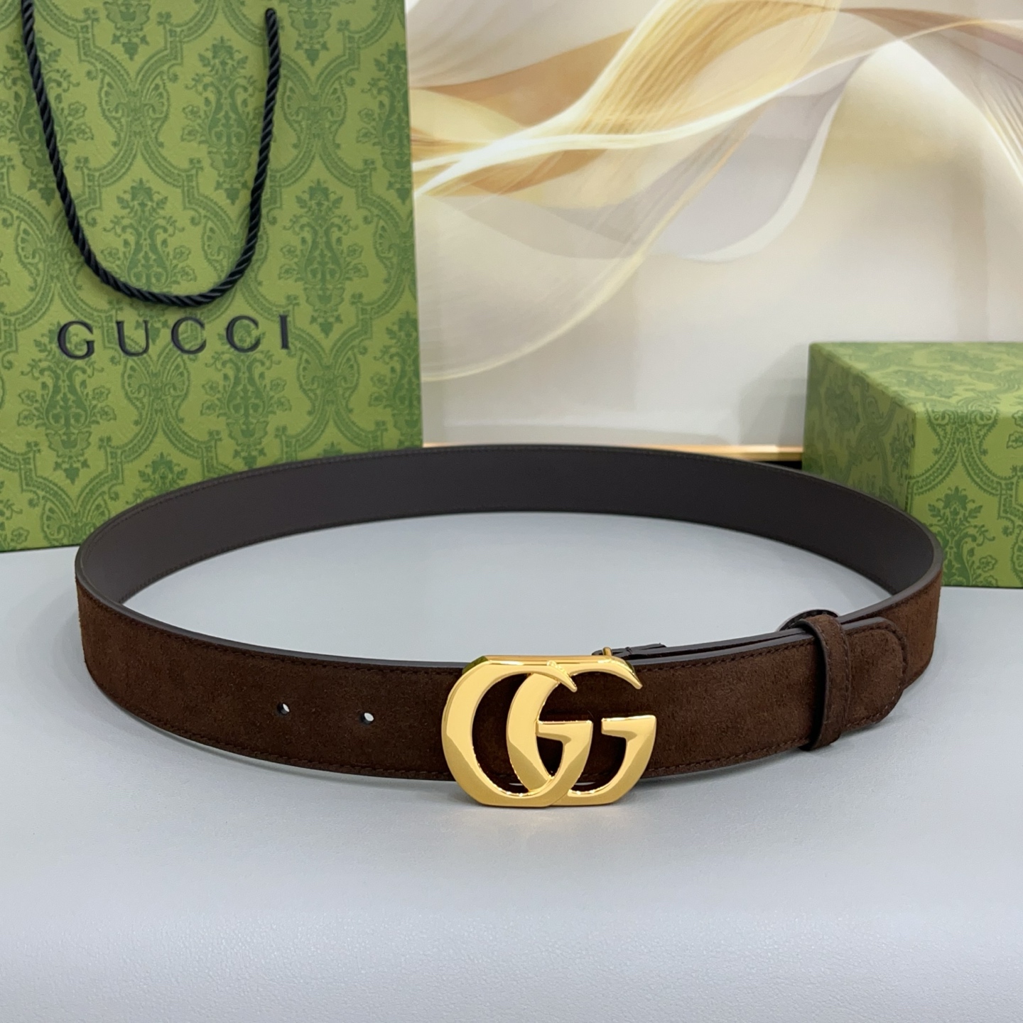 Gucci古驰 3.5cm 古驰新品上新的腰带以绒面为设计,搭配牛皮底,扣头搭配双C五金扣,金银双色 Gucci古驰 3.5cm 古驰新品上新的腰带以绒面为设计,搭配牛皮底,扣头搭配双C五金扣,金银双色