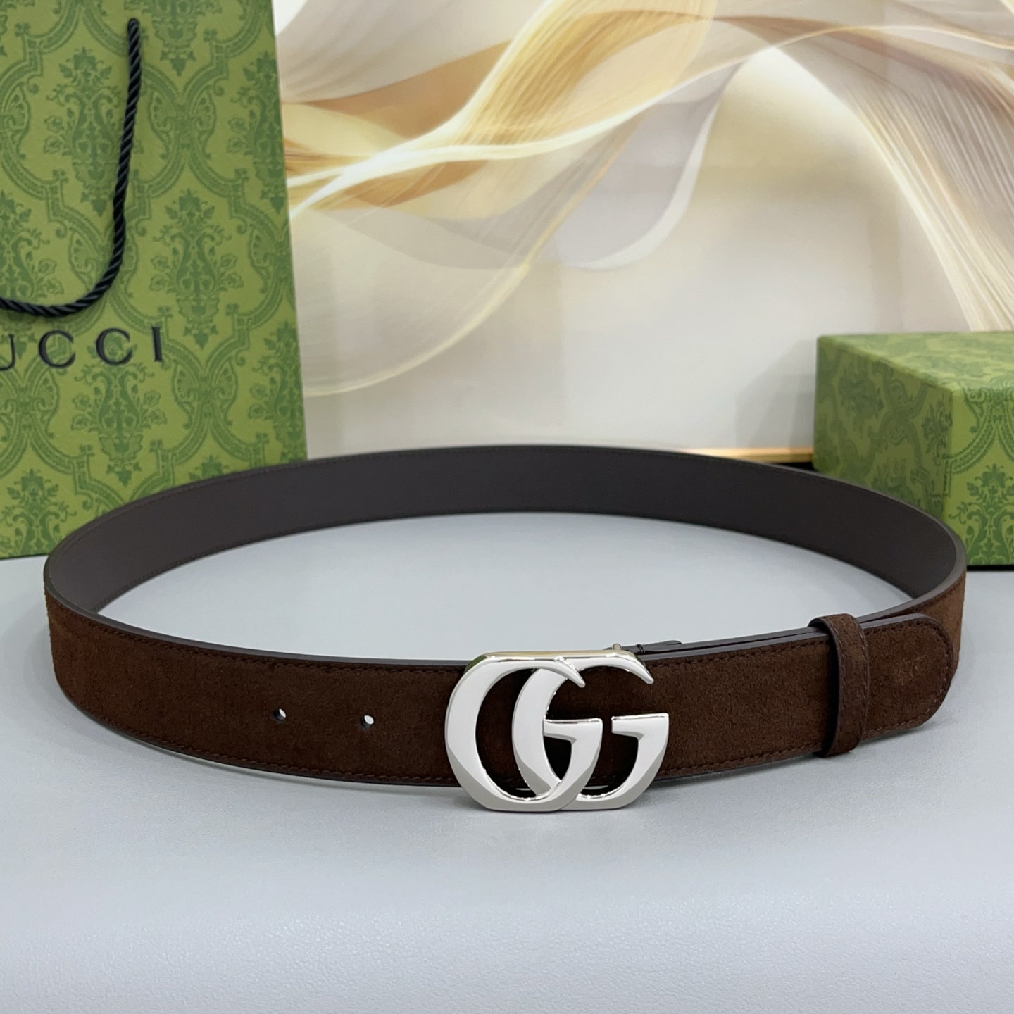 Gucci古驰 3.5cm 古驰新品上新的腰带以绒面为设计,搭配牛皮底,扣头搭配双C五金扣,金银双色 Gucci古驰 3.5cm 古驰新品上新的腰带以绒面为设计,搭配牛皮底,扣头搭配双C五金扣,金银双色
