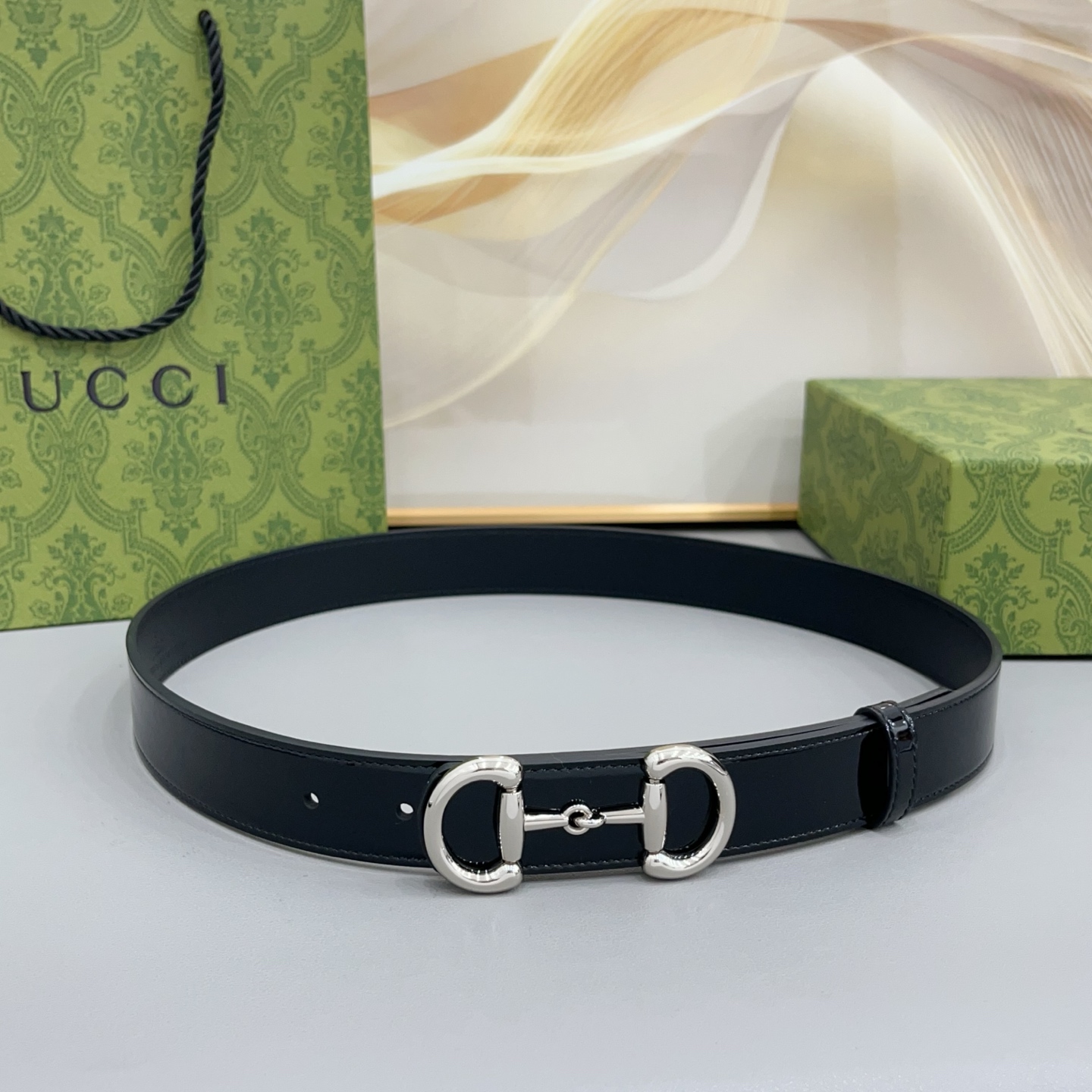 Gucci古驰  3.0cm 古驰 Primavera 确立了一套全新的廓形、质感与材质词汇表，将创新与传统理念巧妙融合