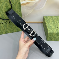 Gucci古驰 3.0cm 古驰 Primavera 确立了一套全新的廓形、质感与材质词汇表,将创新与传统理念巧妙融合 Gucci古驰 3.0cm 古驰 Primavera 确立了一套全新的廓形、质感与材质词汇表,将创新与传统理念巧妙融合