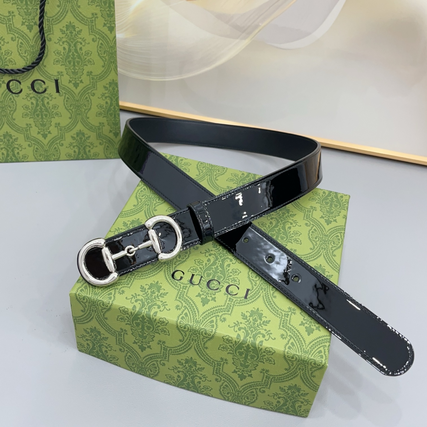 Gucci古驰 3.0cm 古驰 Primavera 确立了一套全新的廓形、质感与材质词汇表,将创新与传统理念巧妙融合 Gucci古驰 3.0cm 古驰 Primavera 确立了一套全新的廓形、质感与材质词汇表,将创新与传统理念巧妙融合