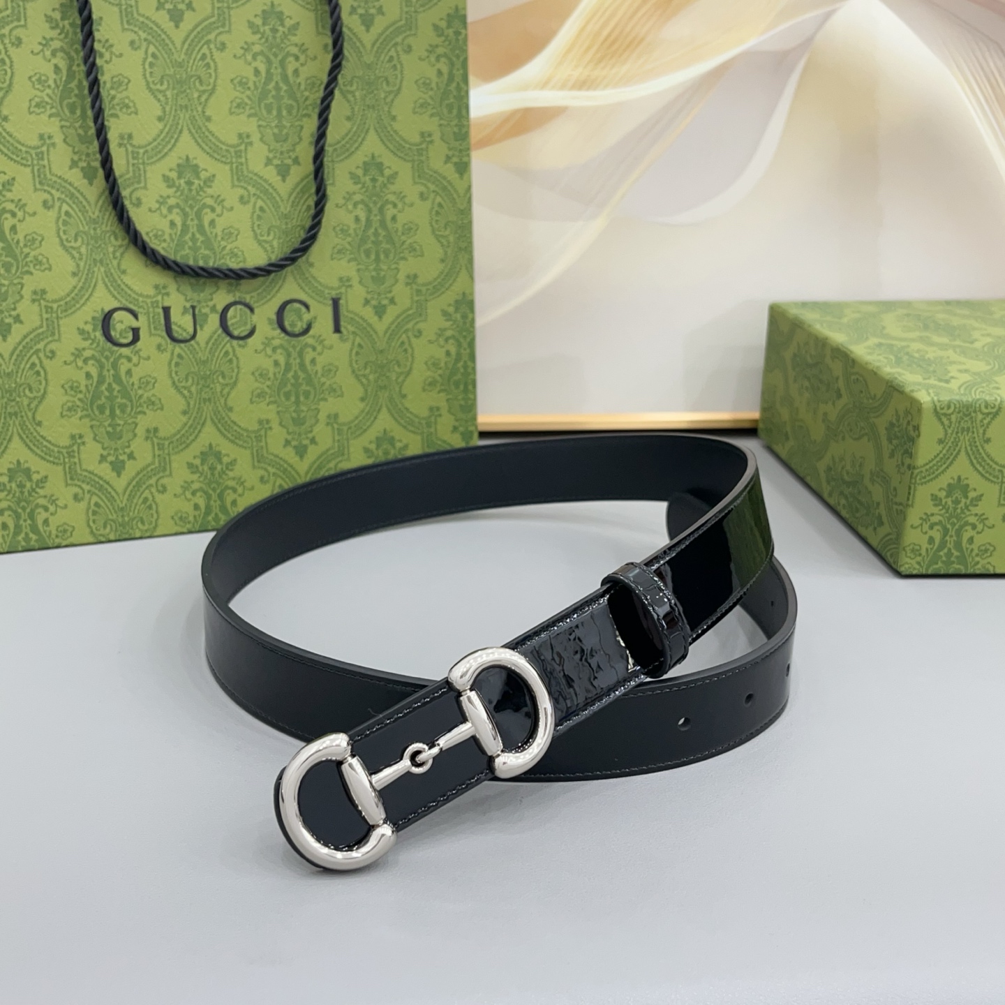 Gucci古驰 3.0cm 古驰 Primavera 确立了一套全新的廓形、质感与材质词汇表,将创新与传统理念巧妙融合 Gucci古驰 3.0cm 古驰 Primavera 确立了一套全新的廓形、质感与材质词汇表,将创新与传统理念巧妙融合