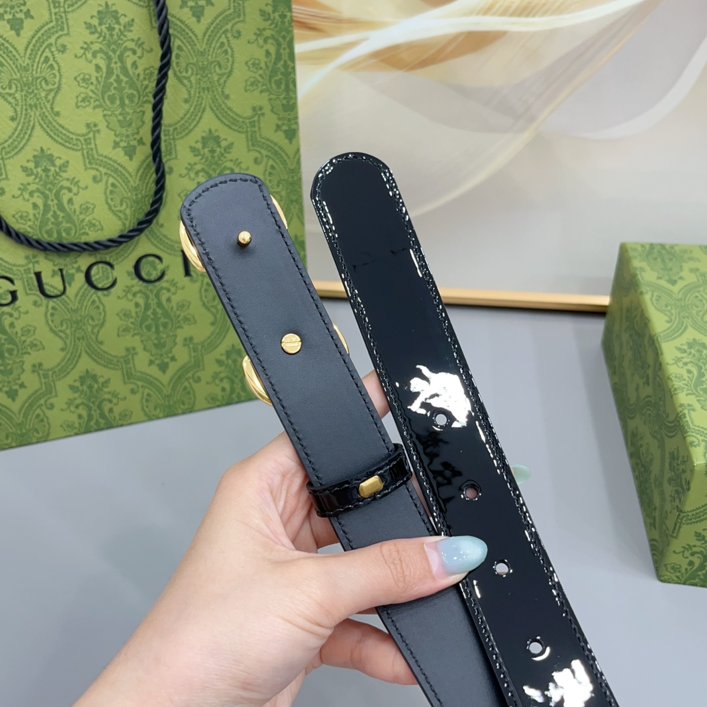 Gucci古驰  3.0cm 古驰 Primavera 确立了一套全新的廓形、质感与材质词汇表，将创新与传统理念巧妙融合