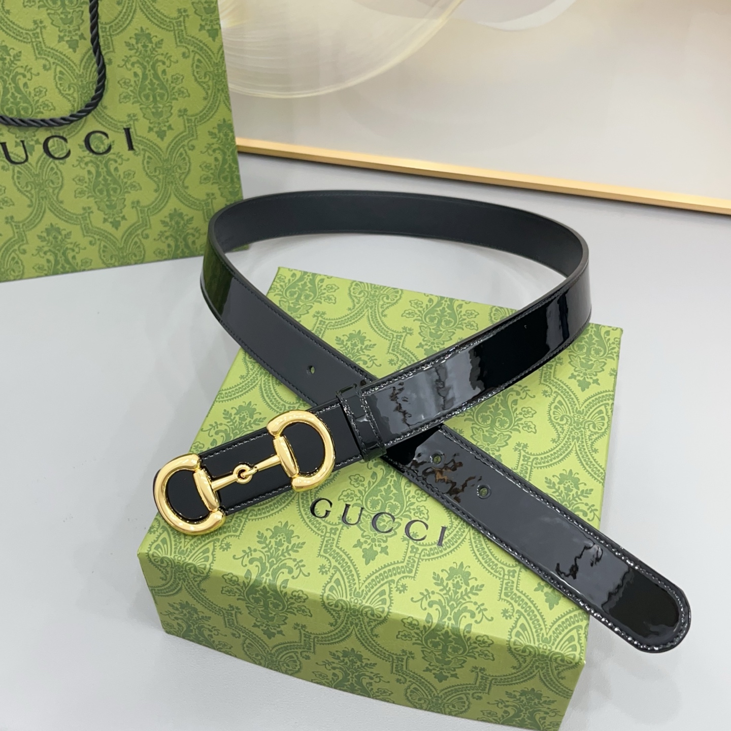 Gucci古驰  3.0cm 古驰 Primavera 确立了一套全新的廓形、质感与材质词汇表，将创新与传统理念巧妙融合