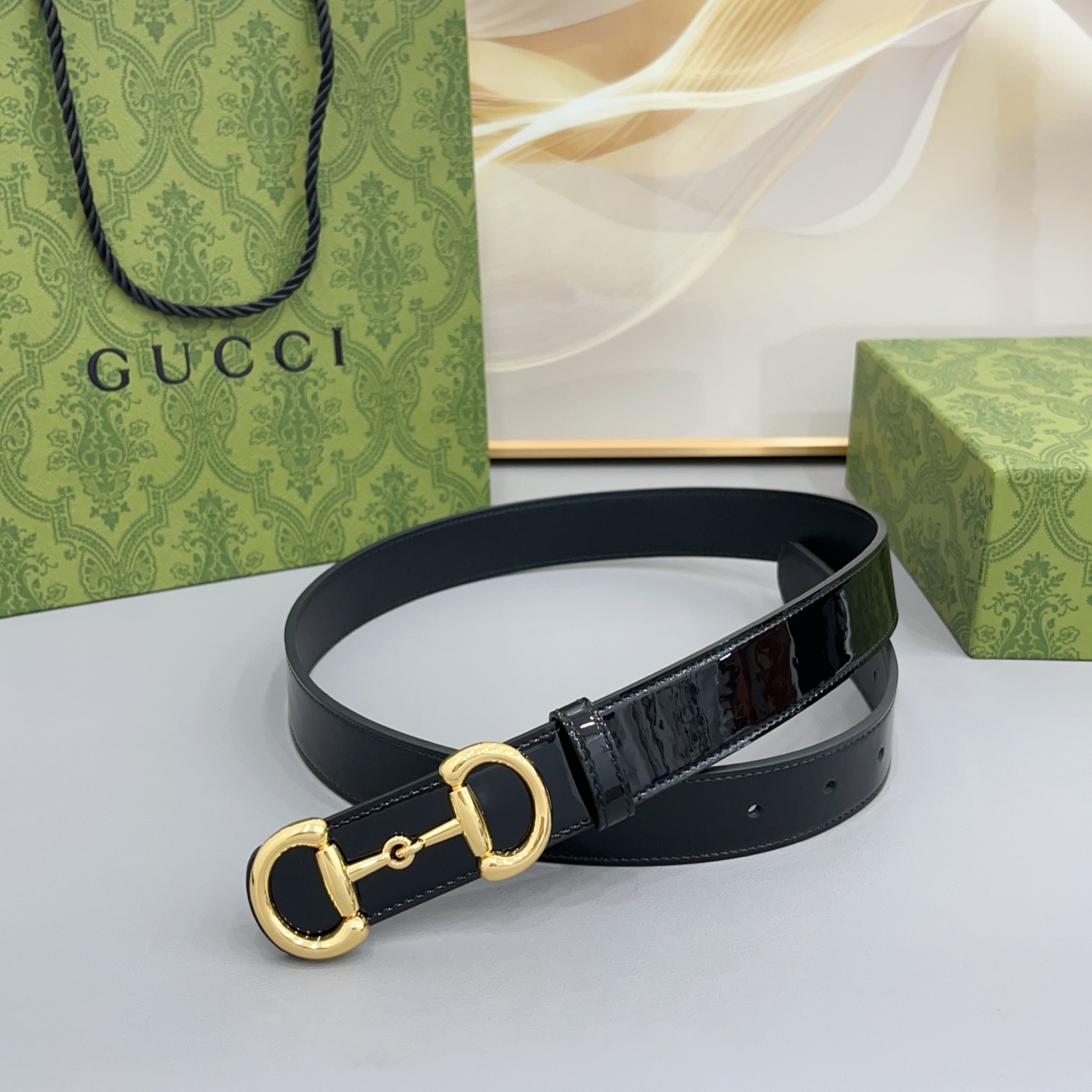 Gucci古驰  3.0cm 古驰 Primavera 确立了一套全新的廓形、质感与材质词汇表，将创新与传统理念巧妙融合