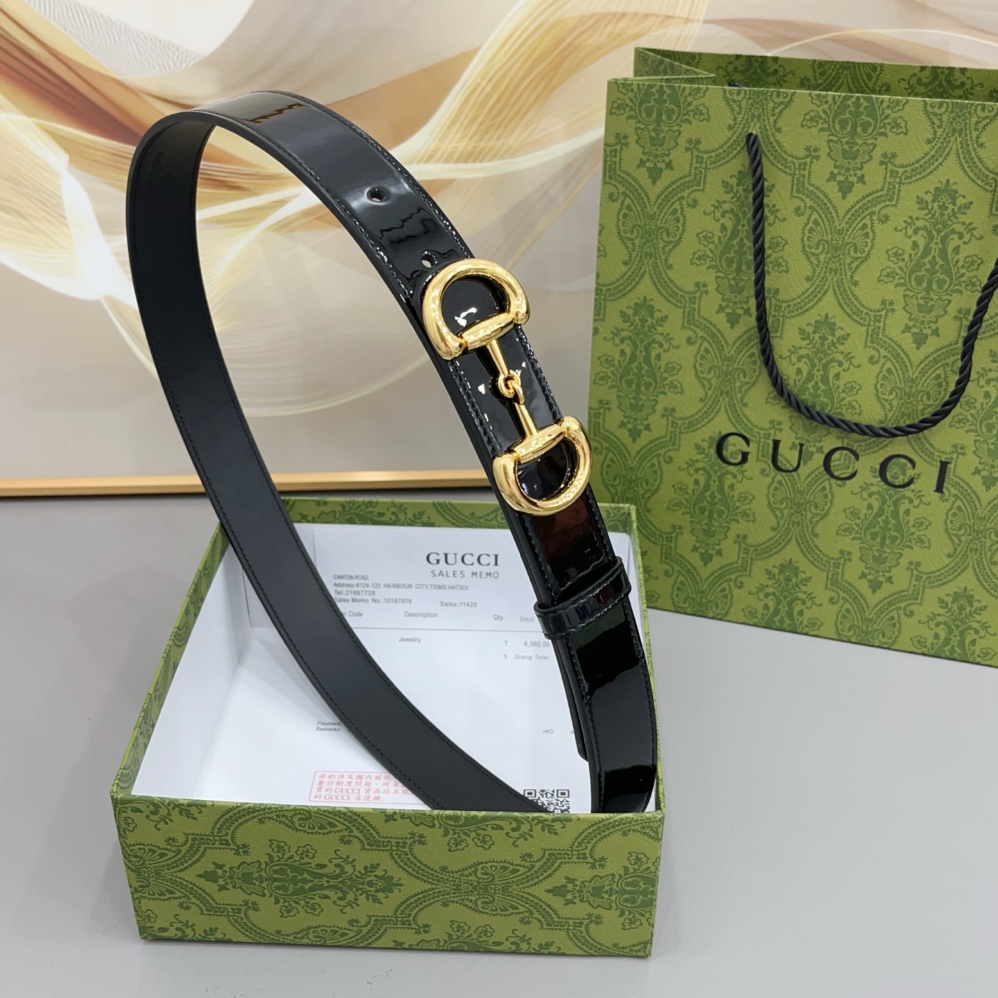 Gucci古驰  3.0cm 古驰 Primavera 确立了一套全新的廓形、质感与材质词汇表，将创新与传统理念巧妙融合