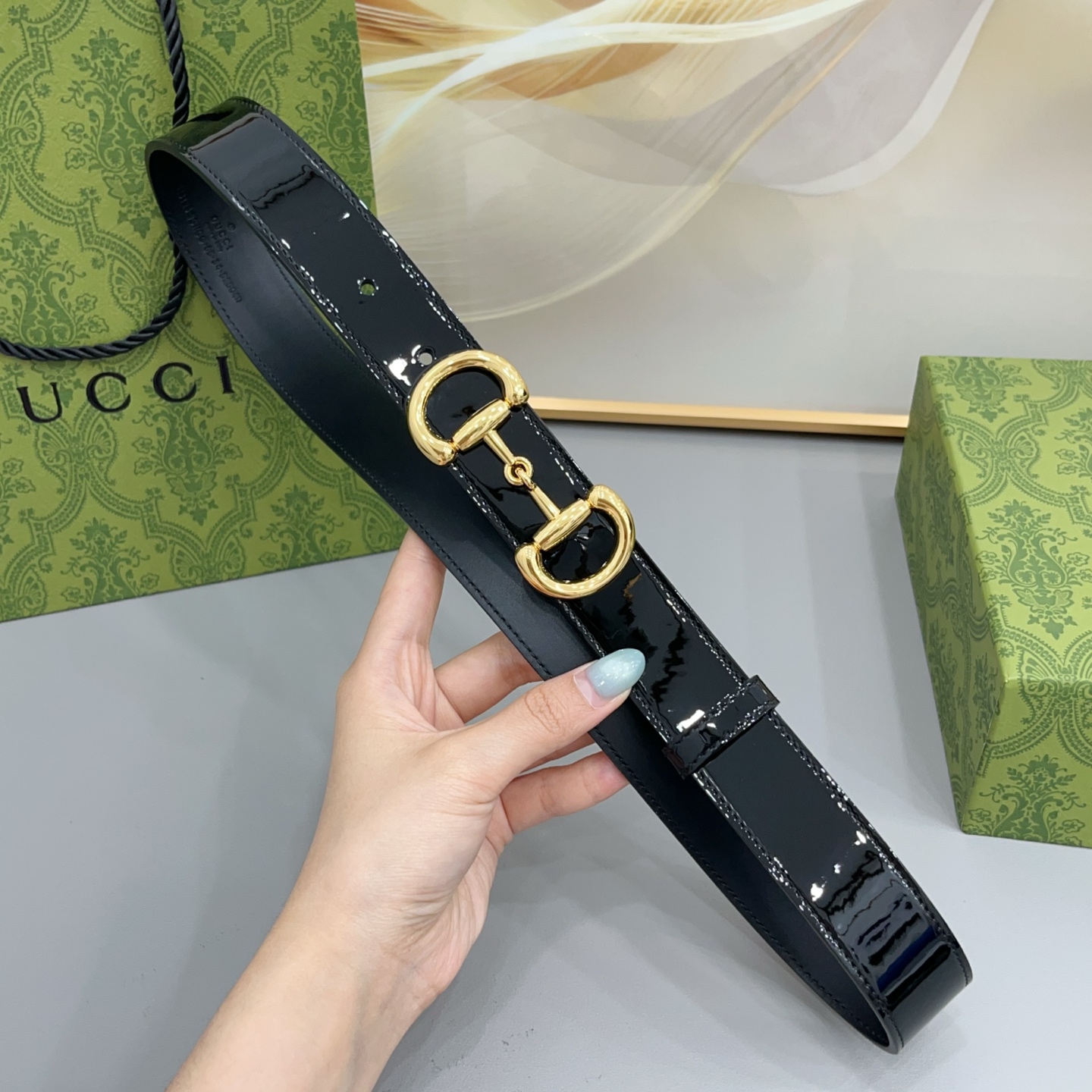 Gucci古驰  3.0cm 古驰 Primavera 确立了一套全新的廓形、质感与材质词汇表，将创新与传统理念巧妙融合