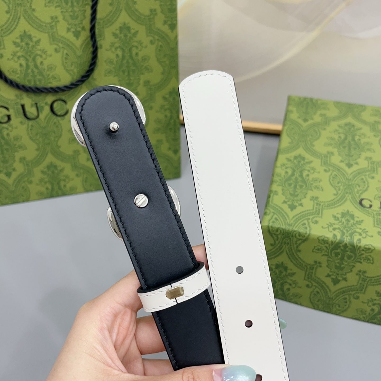 Gucci古驰  3.0cm 古驰 Primavera 确立了一套全新的廓形、质感与材质词汇表，将创新与传统理念巧妙融合