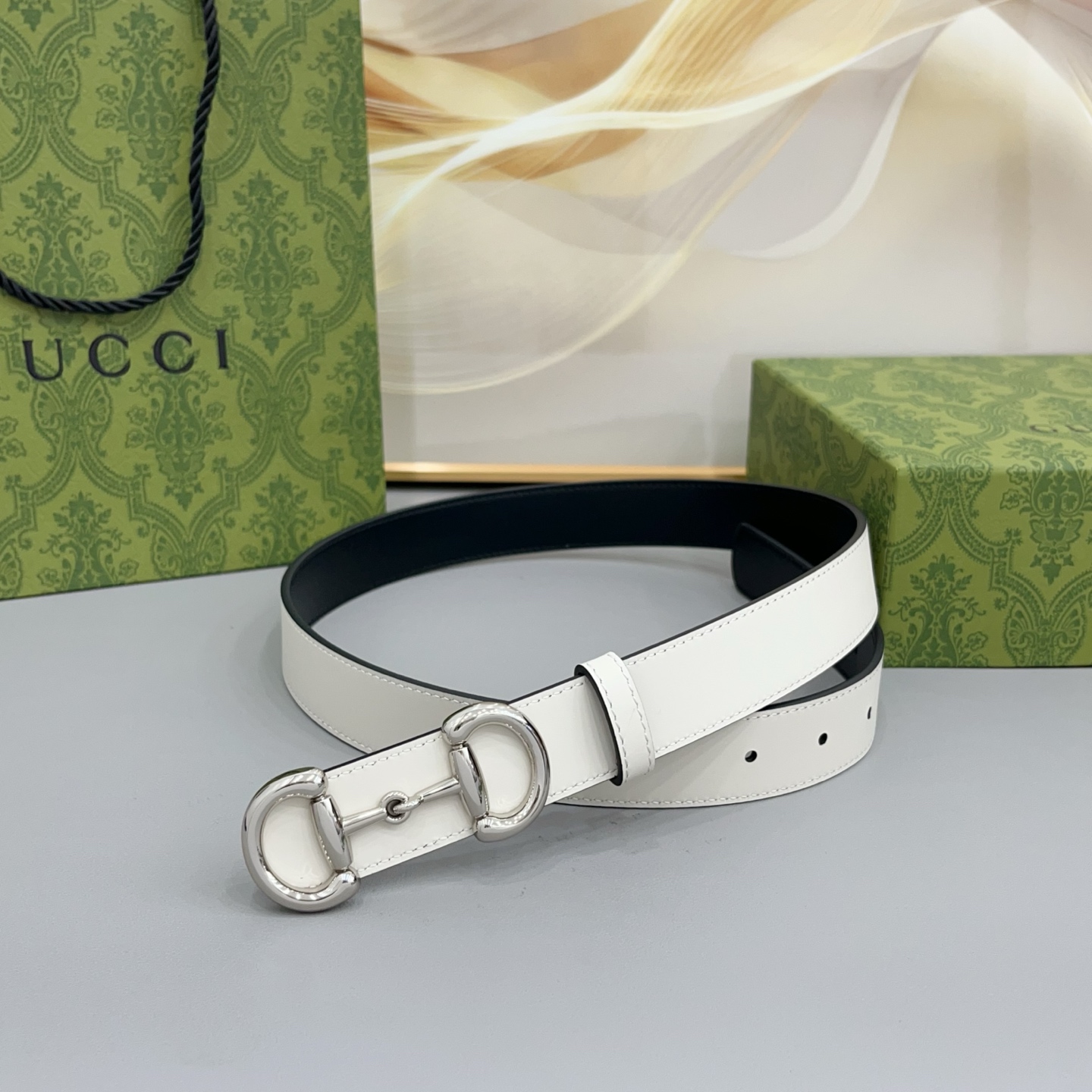 Gucci古驰  3.0cm 古驰 Primavera 确立了一套全新的廓形、质感与材质词汇表，将创新与传统理念巧妙融合