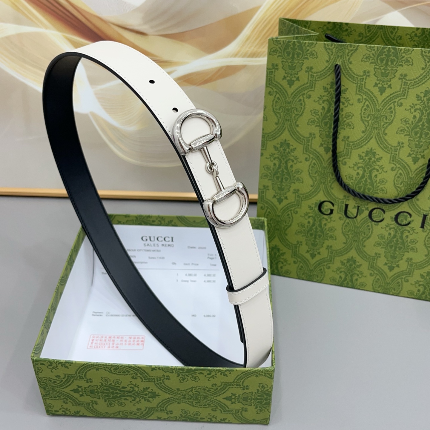 Gucci古驰  3.0cm 古驰 Primavera 确立了一套全新的廓形、质感与材质词汇表，将创新与传统理念巧妙融合