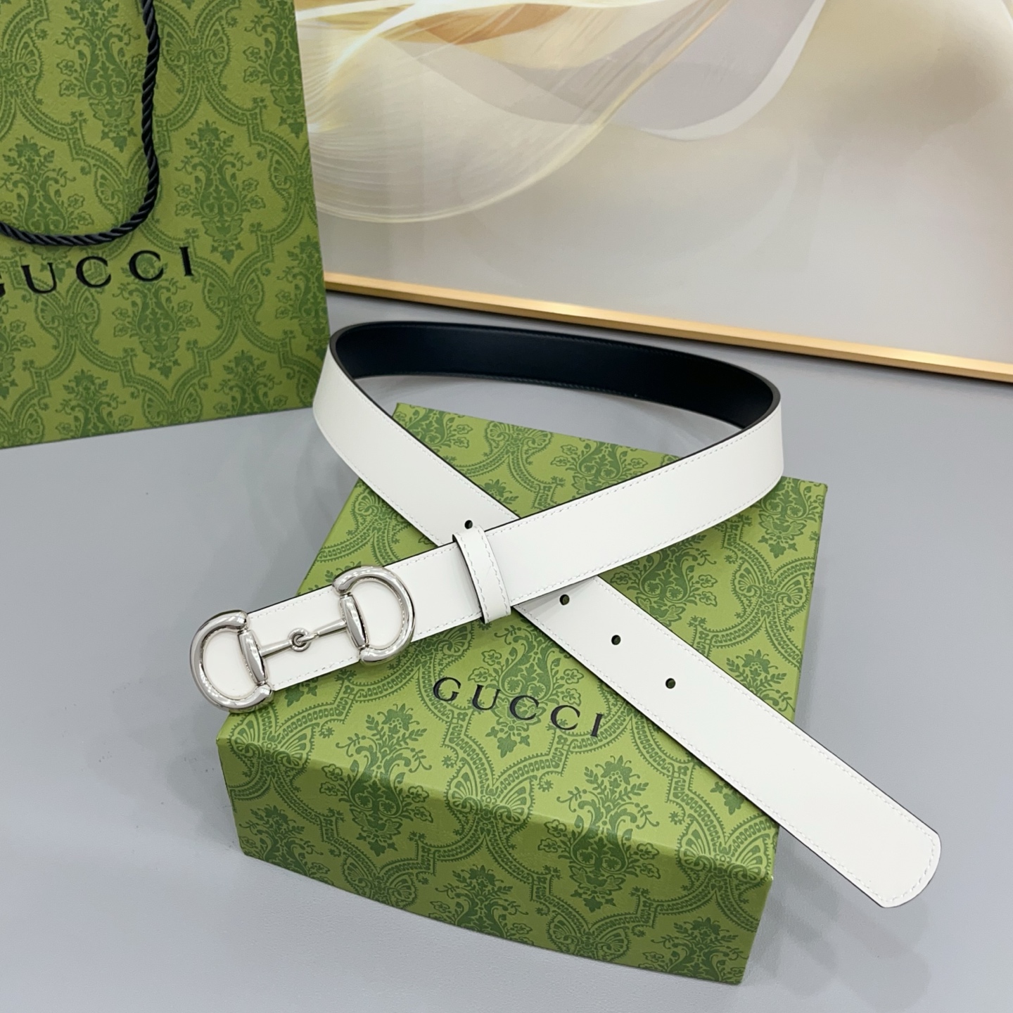 Gucci古驰  3.0cm 古驰 Primavera 确立了一套全新的廓形、质感与材质词汇表，将创新与传统理念巧妙融合