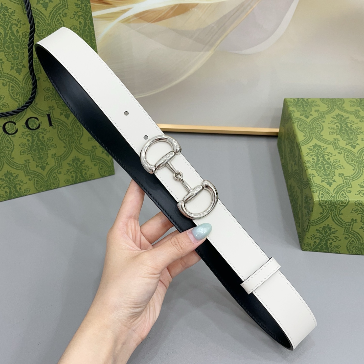 Gucci古驰  3.0cm 古驰 Primavera 确立了一套全新的廓形、质感与材质词汇表，将创新与传统理念巧妙融合
