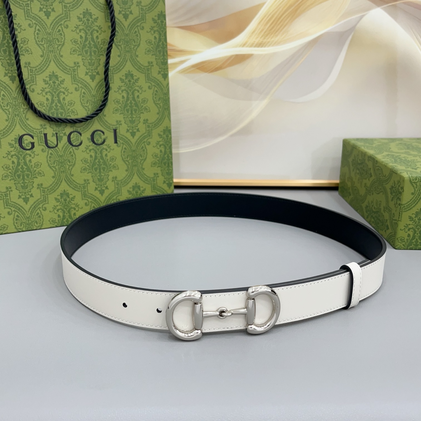 Gucci古驰  3.0cm 古驰 Primavera 确立了一套全新的廓形、质感与材质词汇表，将创新与传统理念巧妙融合