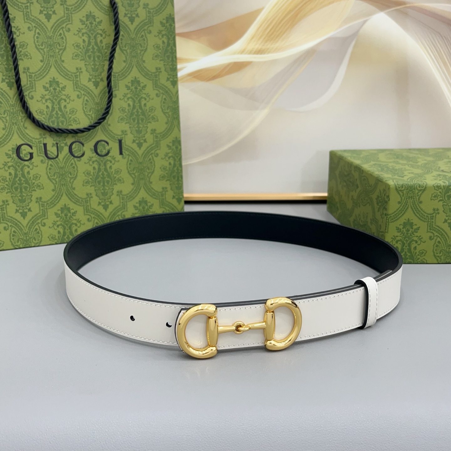 Gucci古驰  3.0cm 古驰 Primavera 确立了一套全新的廓形、质感与材质词汇表，将创新与传统理念巧妙融合