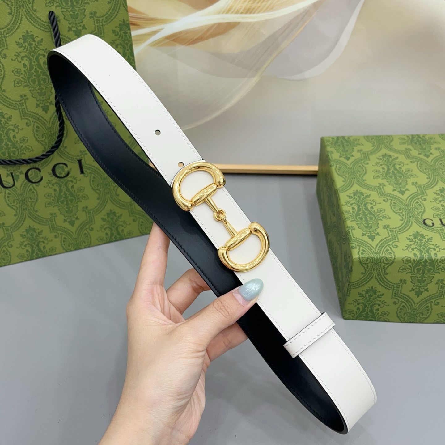 Gucci古驰 3.0cm 古驰 Primavera 确立了一套全新的廓形、质感与材质词汇表,将创新与传统理念巧妙融合 Gucci古驰 3.0cm 古驰 Primavera 确立了一套全新的廓形、质感与材质词汇表,将创新与传统理念巧妙融合