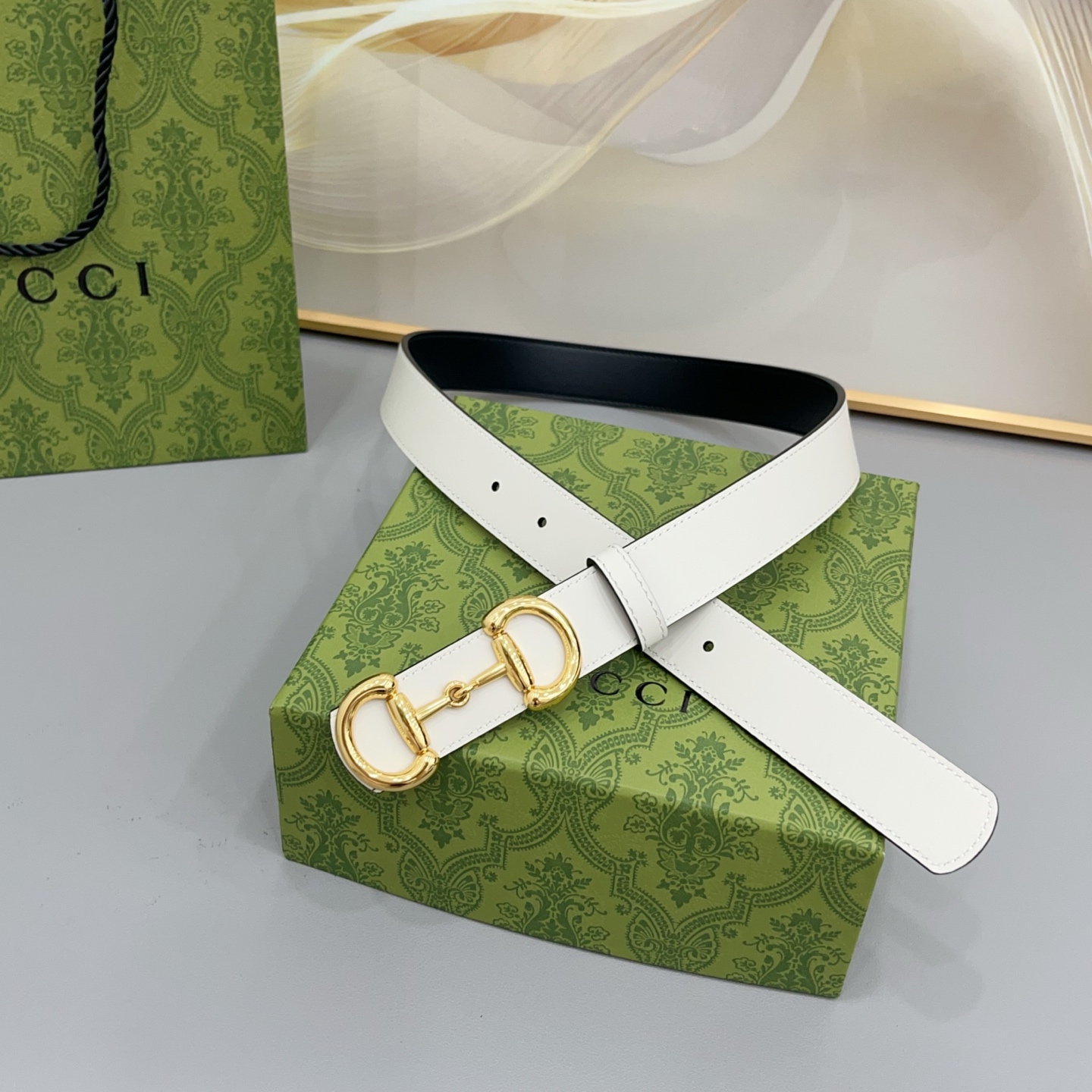 Gucci古驰 3.0cm 古驰 Primavera 确立了一套全新的廓形、质感与材质词汇表,将创新与传统理念巧妙融合 Gucci古驰 3.0cm 古驰 Primavera 确立了一套全新的廓形、质感与材质词汇表,将创新与传统理念巧妙融合