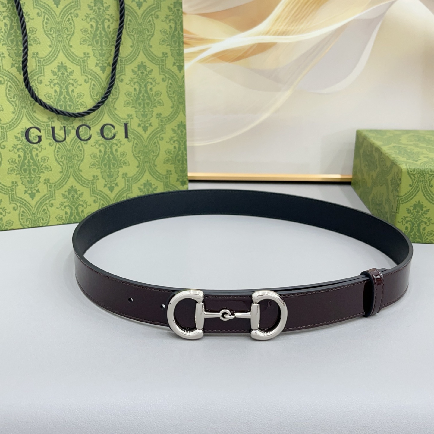 Gucci古驰  3.0cm 古驰 Primavera 确立了一套全新的廓形、质感与材质词汇表，将创新与传统理念巧妙融合