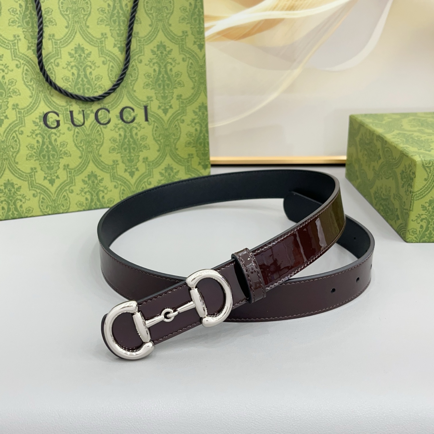 Gucci古驰 3.0cm 古驰 Primavera 确立了一套全新的廓形、质感与材质词汇表,将创新与传统理念巧妙融合 Gucci古驰 3.0cm 古驰 Primavera 确立了一套全新的廓形、质感与材质词汇表,将创新与传统理念巧妙融合